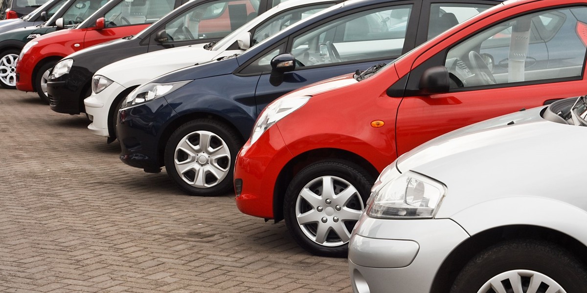 Awaria auta na dalekiej trasie potrafi zepsuć nawet najlepiej zapowiadające się wakacje, dlatego przed dłuższą podróżą warto sprawdzić samochód u mechanika.