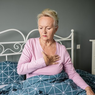 Mellkasi fájdalom lefekvéskor: szívelégtelenség, stressz vagy reflux az oka?