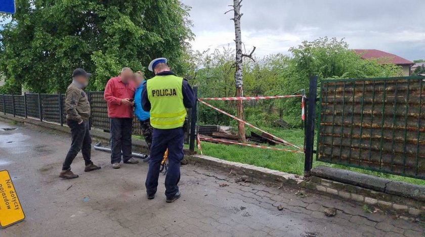 Staranował autem płot i spadł ze skarpy. 