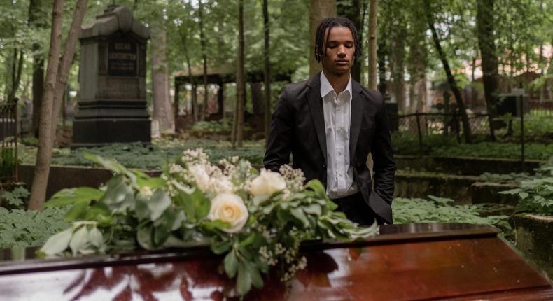 Un homme au cimetière/cottonbro