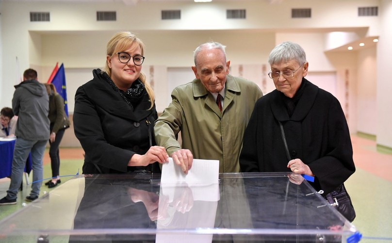 Wdowa po Pawle Adamowiczu, Magdalena Adamowicz (L) oraz rodzice Pawła Adamowicza, Ryszard i Teresa Adamowicz głosują w lokalu wyborczym w Zespole Szkół Łączności w Gdańsku