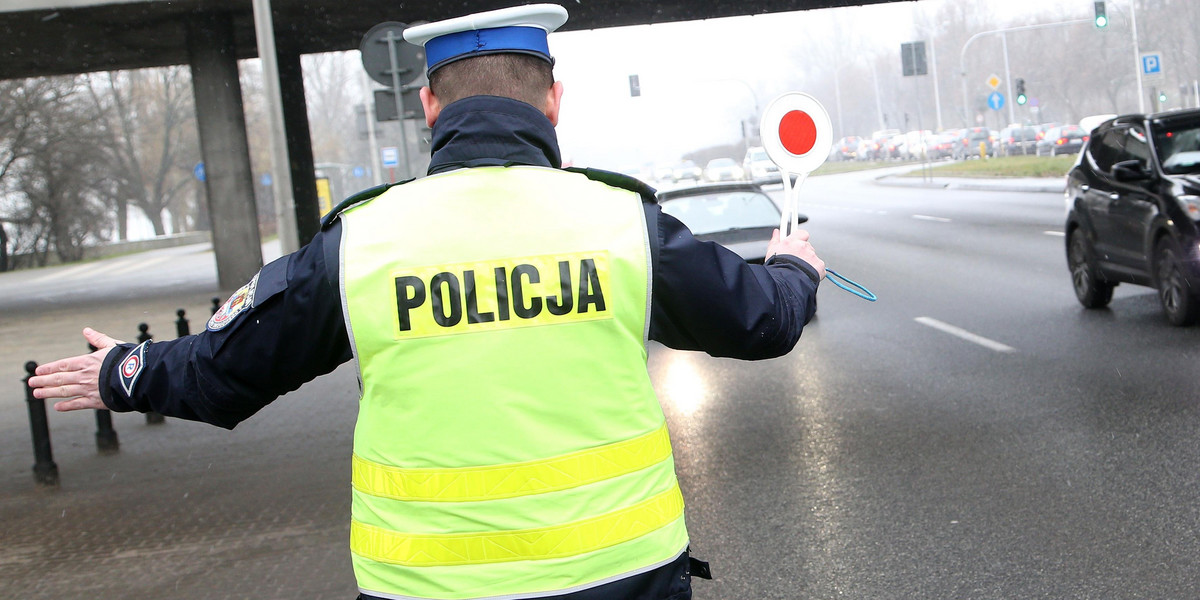 Uciekając przed policją uderzył w słup