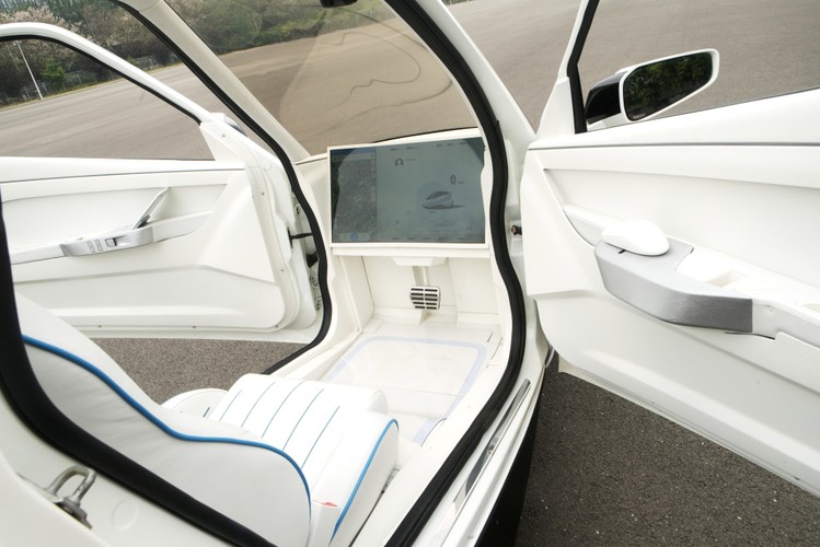 „Potencjalny inwestor powiedział mi kiedyś, że nie mam żadnych szans na zrealizowanie tego pomysłu”, mówi 40-letni Zhu. „Ale silnie wierzę w to, że ten pojazd jest przyszłością transportu w mieście, ponieważ jest piękny, energooszczędny i łatwy w użytkowaniu. Muszę go wyprodukować”.