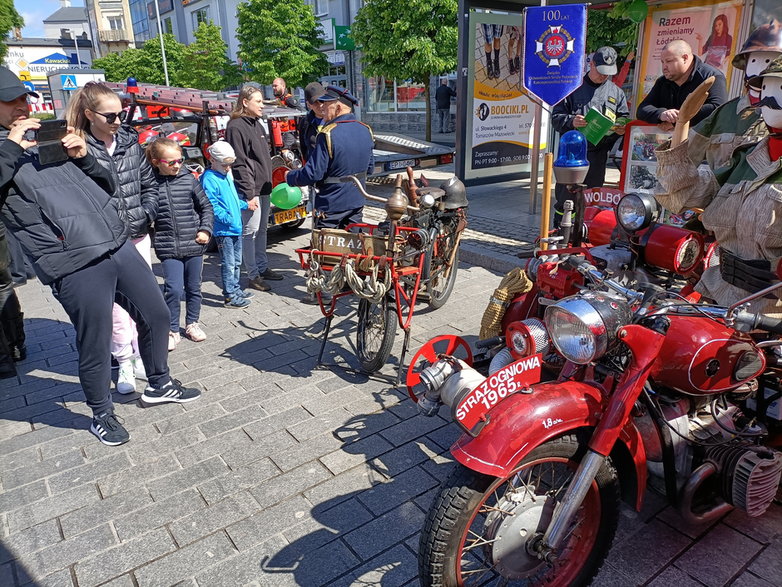 Odznaczenia, defilada, pokazy sprzętu strażackiego - wojewódzkie obchody Dnia Strażaka w Tomaszowie