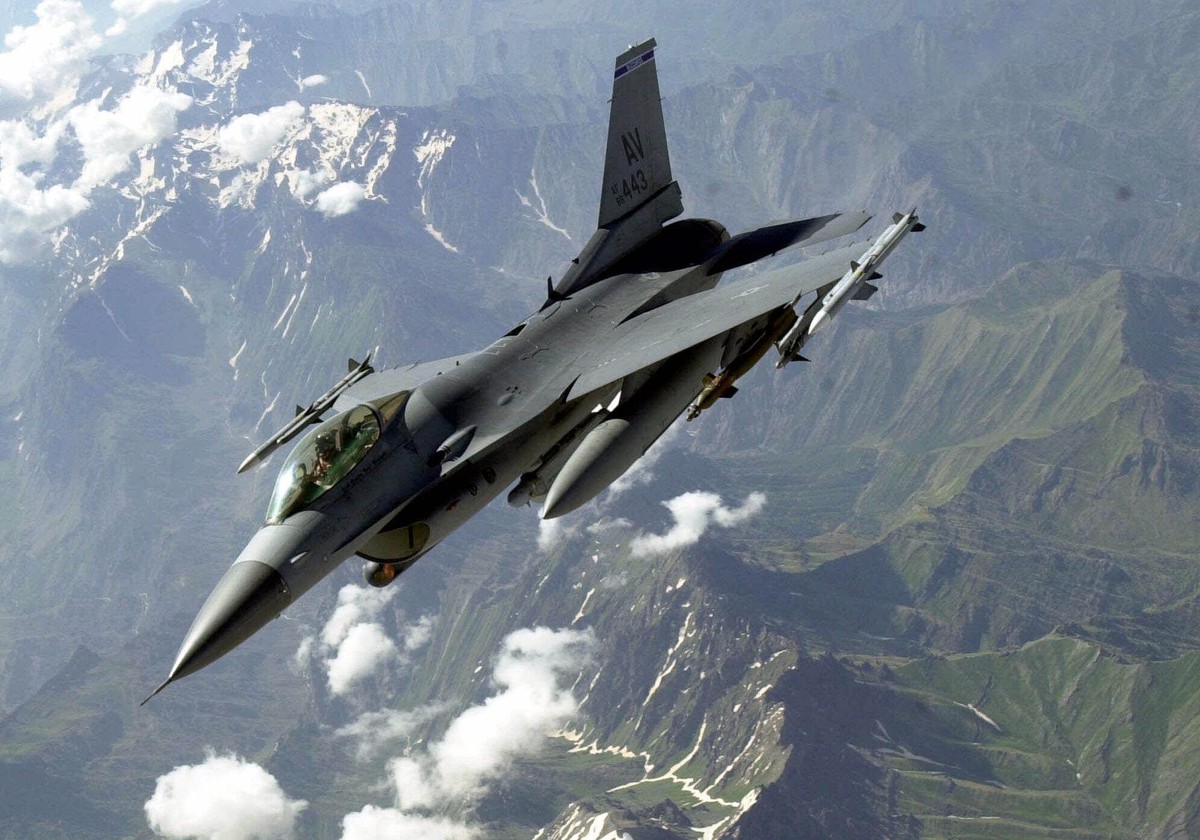 Amerykański samolot F-16 nad granicą turecko-iracką