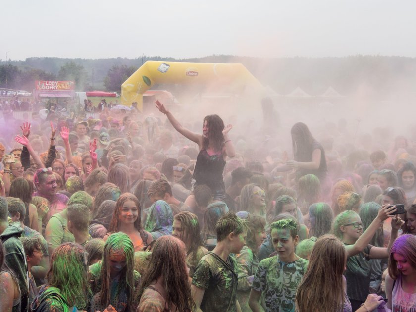 Festiwal kolorów w Łodzi. Błonia na Brusie w kolorowym proszku