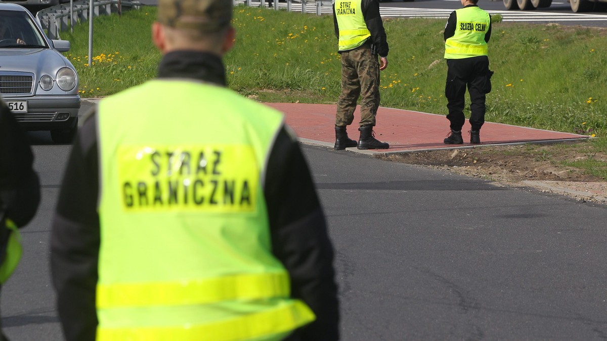 Na polsko-rosyjskim przejściu granicznym w Bezledach odbyły się w nocy z piątku na sobotę ćwiczenia straży granicznej sprawdzające przygotowanie służb do obsługi kibiców podczas Mistrzostw Europy w Piłce Nożnej. Ćwiczenia nie zakłóciły odpraw granicznych.