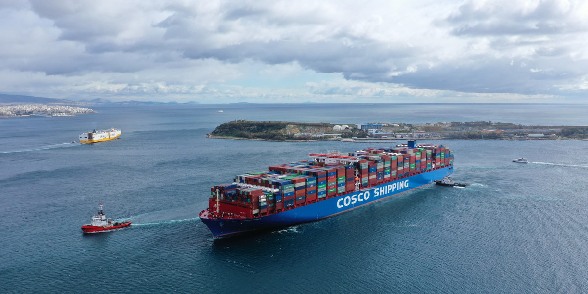 Cosco Shipping Pisces to jeden z największych kontenerowców na świecie. Jego pojemność to 20 000 TEU.