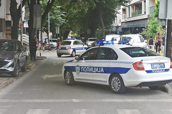 BRAĆA IZBODENA U CENTRU BEOGRADA ŽIVOTNO UGROŽENA! Sumnja se da ih je napao muž njihove sestre, svuda po ulici bili tragovi krvi (FOTO)