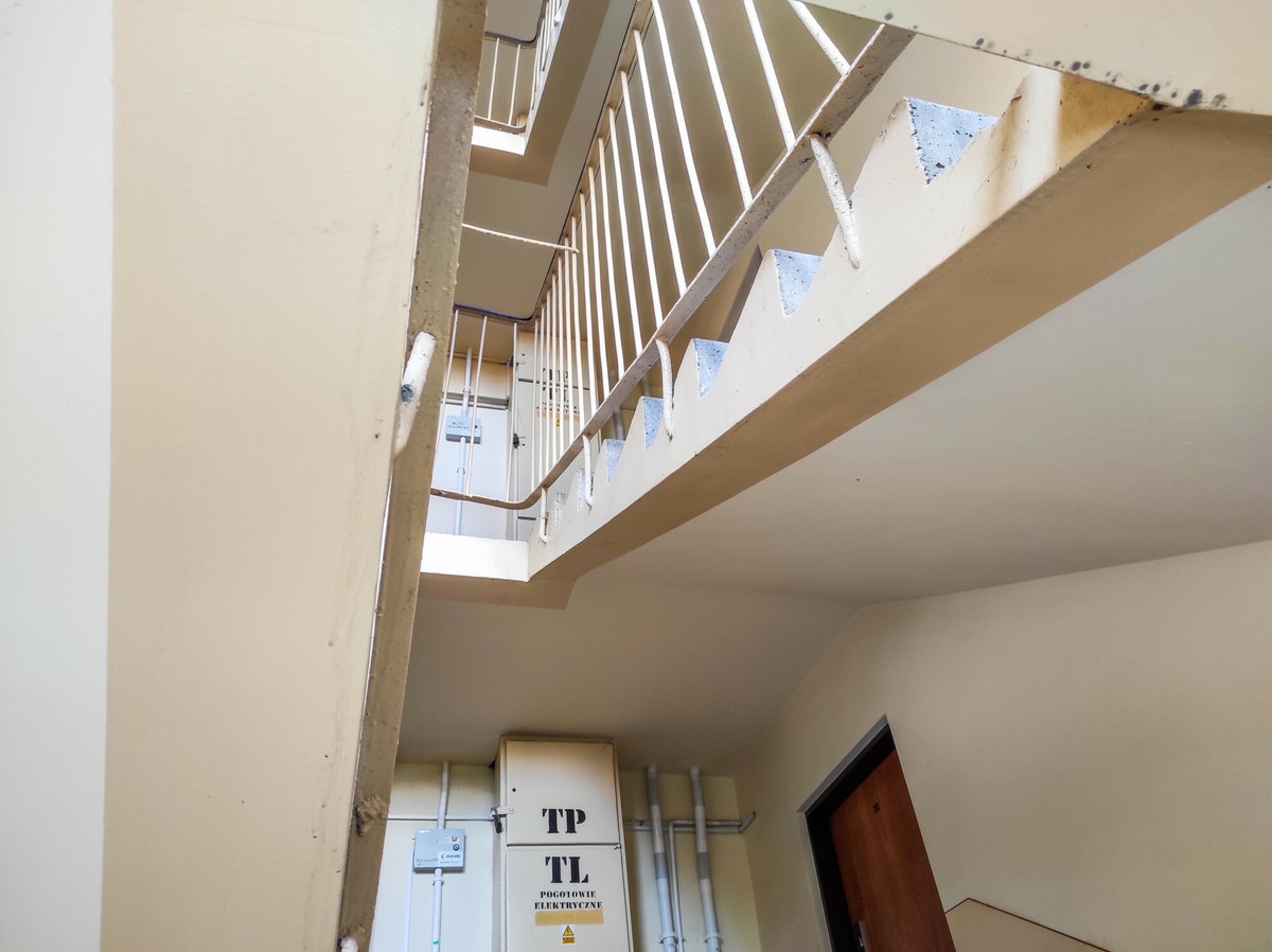 Kara od 5 do 30 tys. zł za rzeczy na klatce schodowej. Tego nie wolno trzymać za drzwiami. Nowe prawo weszło w życie