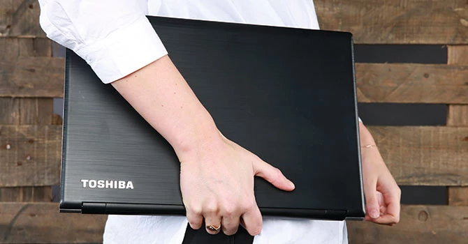 Notebooki 15,6-calowe jak ważąca 2,15 kg Toshiba jeszcze nadają się do przenoszenia.