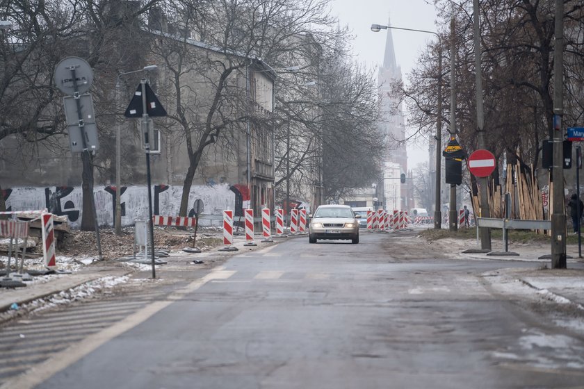 Remont ul.Wojska Polskiego - robotników nie widać, ale... przebudowa trwa