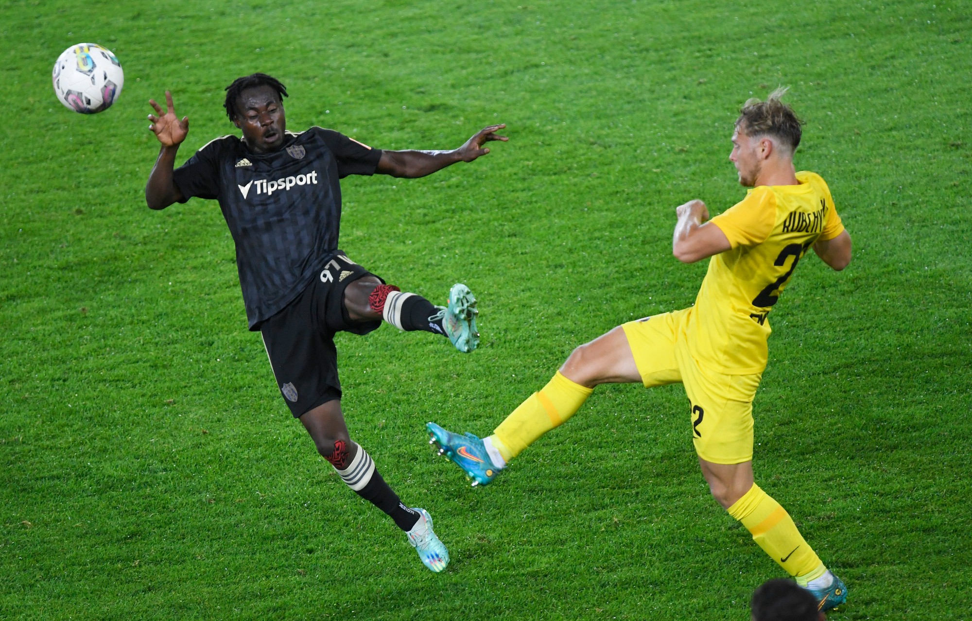 Kelvin Ofori (Spartak Trnava) a Valentyn Rubčinskij (Dnipro-1).