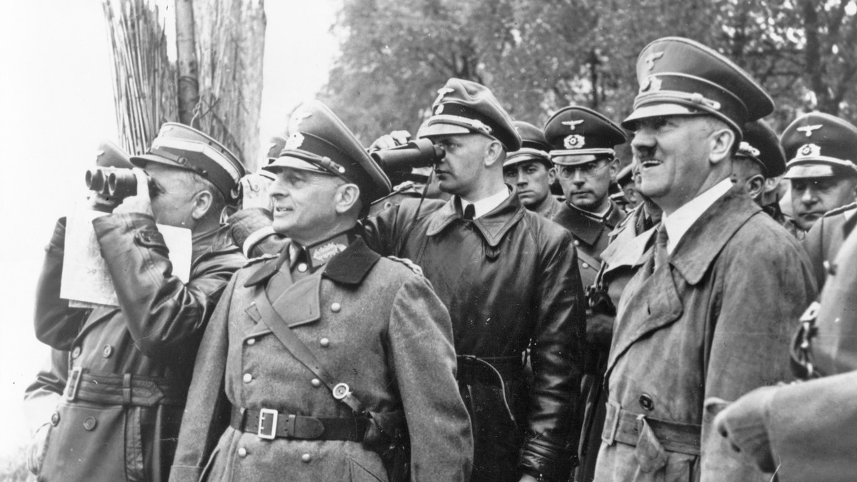 Hitler podczas inspekcji „ściany zachodniej w rejonie Karlsruhe i Kehl. Od lewej stoją: generał Kurt Waeger i Fritz Todt. Za kamerdynerem Hitlera Franzem Linge (w czarnym płaszczu) stoi lekarz Führera dr Karl Brandt, maj 1939 r.