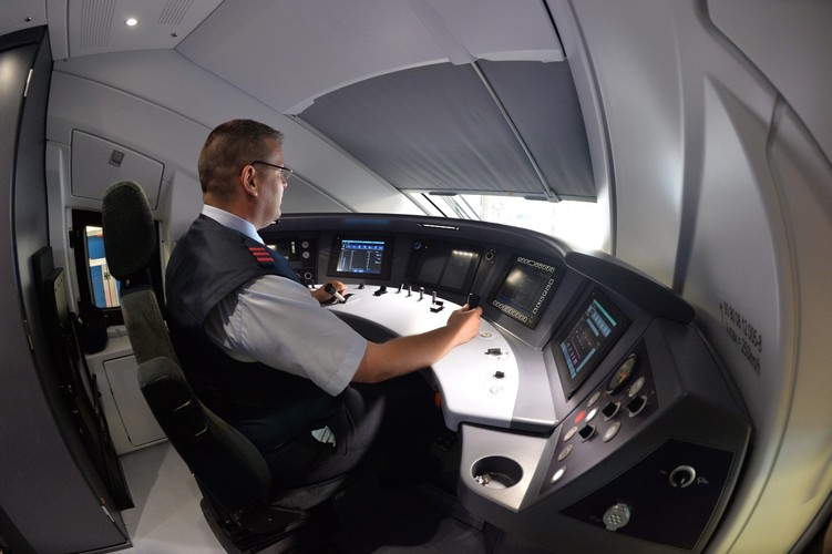 Deutsche Bahn ICE 4 - widok kabiny maszynisty.

<br><br> fot. EPA / MAURIZIO GAMBARIN DOSTAWCA: PAP / EPA.