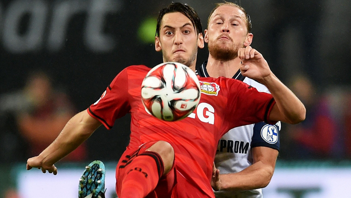 Bayer Leverkusen pokonał na własnym stadionie Schalke 04 1:0 w sobotnim meczu dziewiątej kolejki Bundesligi. Trzy punkty Aptekarzom zapewnił Hakan Calhanoglu wspaniałym strzałem z rzutu wolnego w 53. minucie. Gospodarze kończyli mecz w dziesięciu, po bezsensownym faulu Tina Jedvaja z 85. minuty.