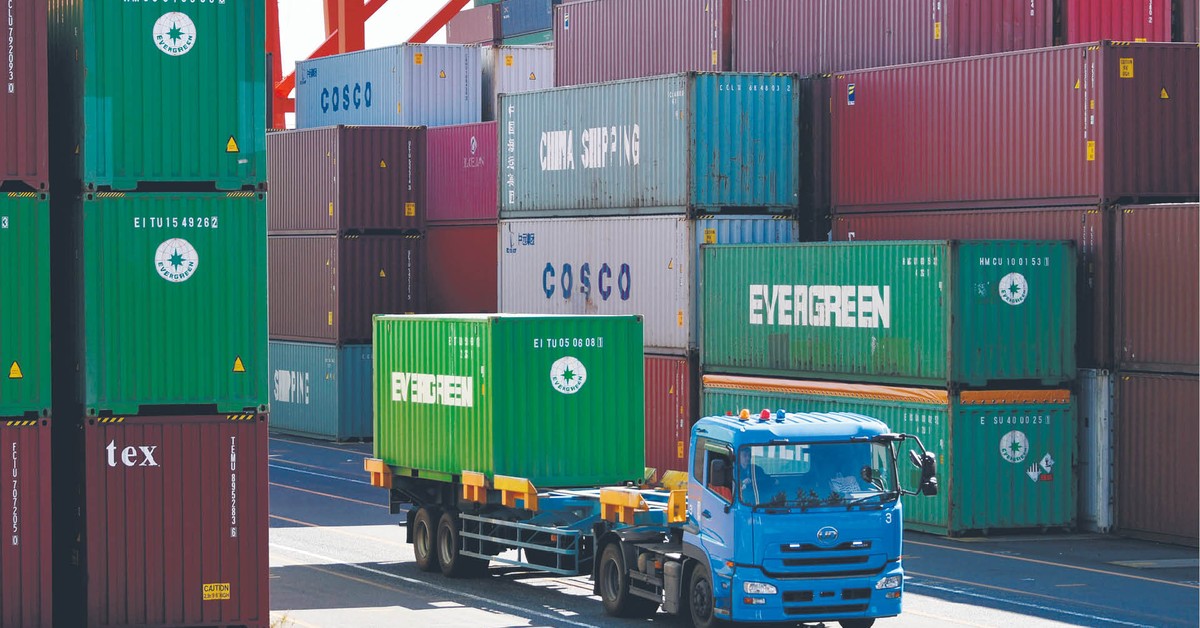 Saldo handlowe Polski na coraz większym minusie. Jedną z przyczyn umocnienie złotego