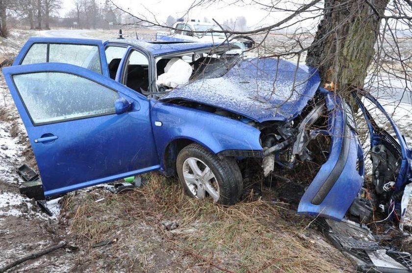 Silnik z golfa przeleciał 10 metrów za auto!