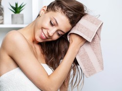 Późnowiosenne wzmocnienie: TEGO potrzebują teraz włosy