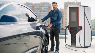 Czy sprzedaż energii na stacjach ładowania pojazdów elektrycznych korzysta ze zwolnienia z obowiązku ewidencjonowania na kasie fiskalnej?