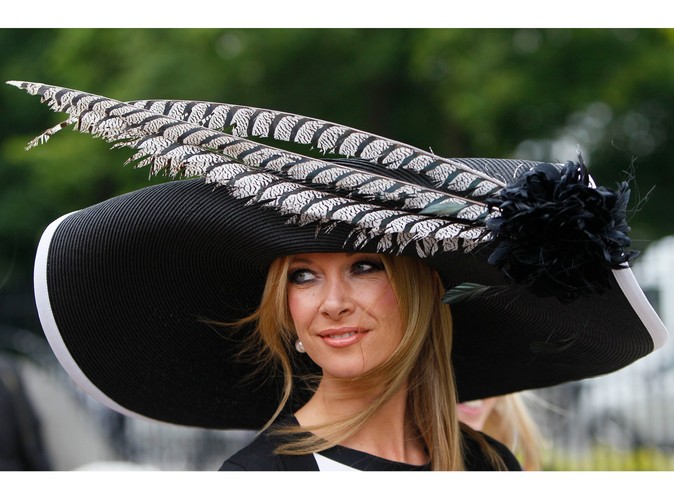 Jeden z kapeluszy drugiego dnia wyścigów konnych w Ascot