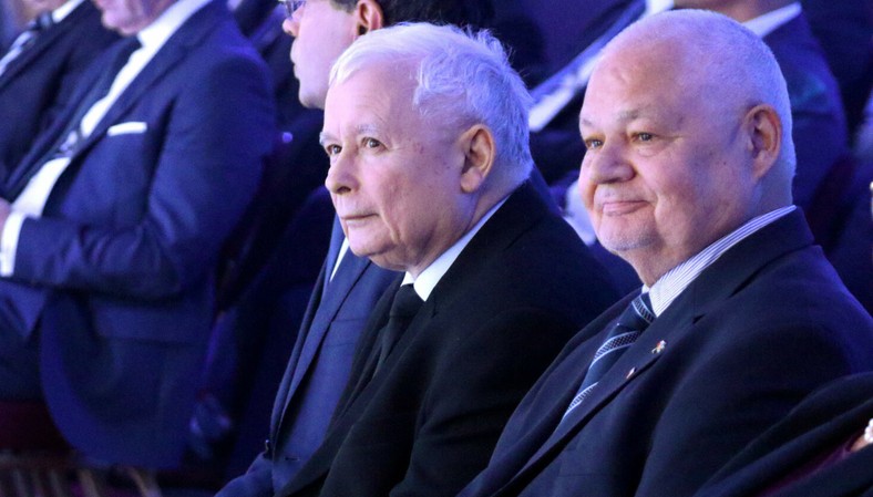 Jarosław Kaczyński i Adam Glapiński, 2022 r. Opieszałe zwalczanie inflacji przez Glapińskiego jako szefa NBP prowadzi do tego, że kredyty mieszkaniowe stają praktycznie niedostępne dla młodych ludzi