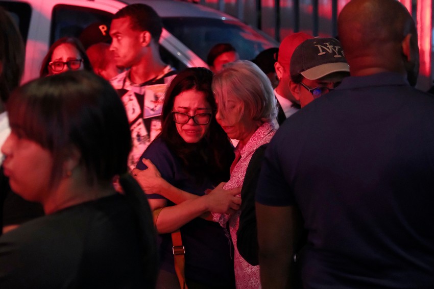 Rođaci nestalih se grle dok čekaju vesti o najmilijima nakon što se krov srušio u noćnom klubu u Dominikanskoj Republici