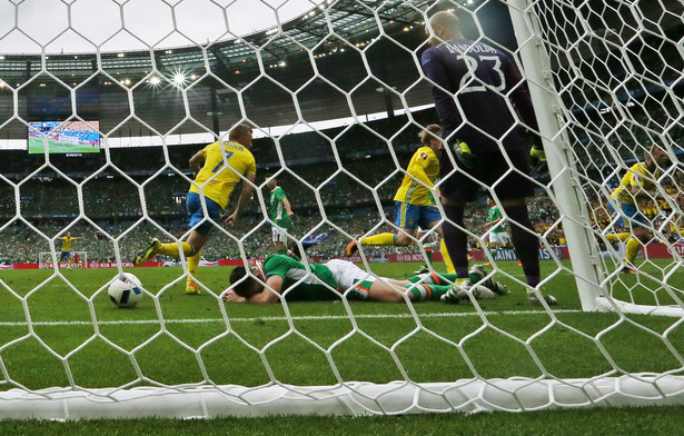 Ciaran Clark pierwszym pechowcem na Euro 2016. Irlandczyk zaliczył samobója w meczu ze Szwecją. WiDEO