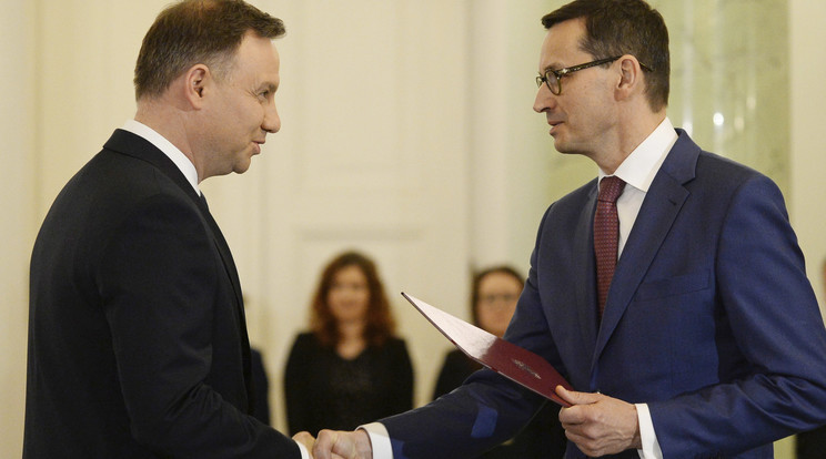 Andrzej Duda lengyel államfő (b) kormányalakítással bízza meg a kormányzó Jog és Igazságosság (PiS) párt vezetése által jelölt Mateusz Morawiecki miniszterelnököt, az október 15-i lengyel parlamenti választásokon a legtöbb szavazatot elnyerő PiS párt jelöltjét /Fotó: MTI/AP/Alik Keplicz