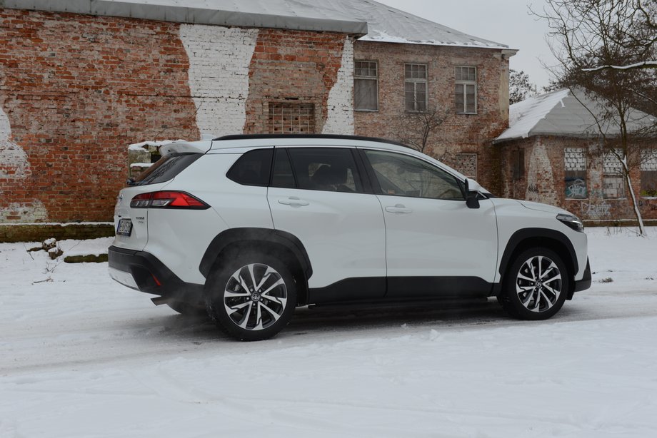 Toyota Corolla Cross w mieście i na podmiejskich drogach, przy niewielkich prędkościach (do 90 km/h) jest niesamowicie oszczędna. Apetyt na paliwo znacznie wzrośnie przy autostradowych prędkościach, gdy mniej korzystamy z elektrycznego wspomagania.