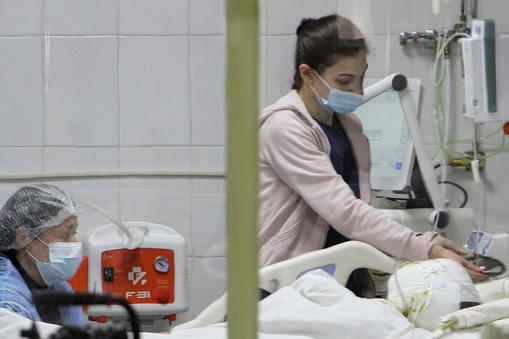 W szpitalu w Dnieprze udzielano pomocy rannym w wyniku wybuchu rakiety, która uderzyła w budynek mieszkalny 14 stycznia 2023 r.