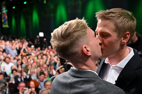 FIZIČAR I LEVIČAR SRUŠIO DUGOGODIŠNJU VLAST U MINHENU Novi gradonačelnik odbio da koristi automobil sa ličnim vozačem, mladi ga obožavaju, a ovo su njegovi ciljevi (FOTO)