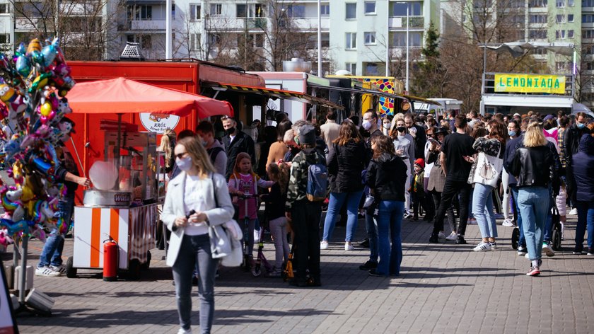 Warszawa. Tłumy na zlocie foodtrucków. Nie przestrzegano obostrzeń