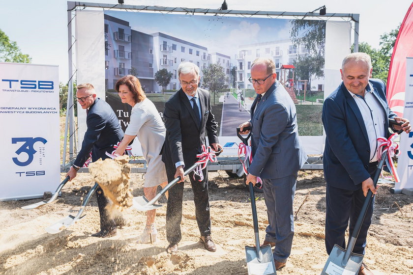 *26 sierpnia wbito łopatę pod budowę 201 mieszkań w Dębicy. Jest to pierwsza na Podkarpaciu inwestycja w programie Mieszkanie Plus, realizowana wspólnie z dębickim samorządem.