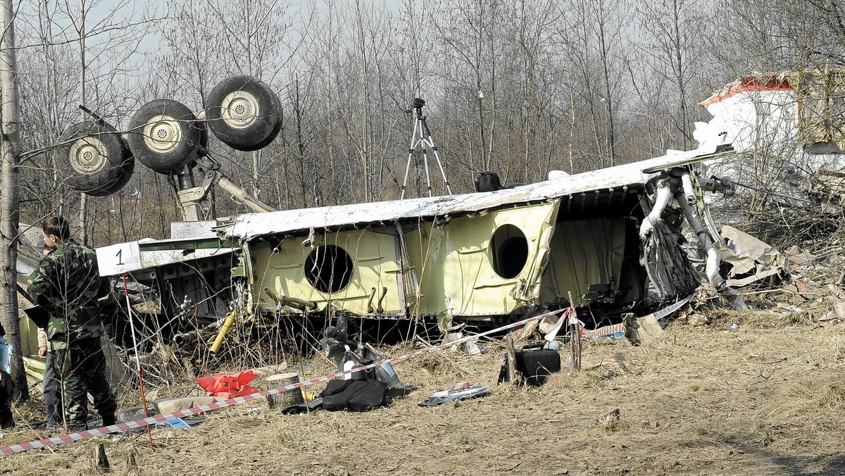 Tu-154M uległ destrukcji na wysokości 36 metrów nad pasem lotniska - informuje "Gazeta Polska Codziennie". Do takich wniosków doszedł, na podstawie danych odczytanych przez producenta urządzeń pokładowych, prof. Kazimierz Nowaczyk z Uniwersytetu Maryland. Gazeta twierdzi, że dane te były znane komisji Millera, ale zostały ukryte.