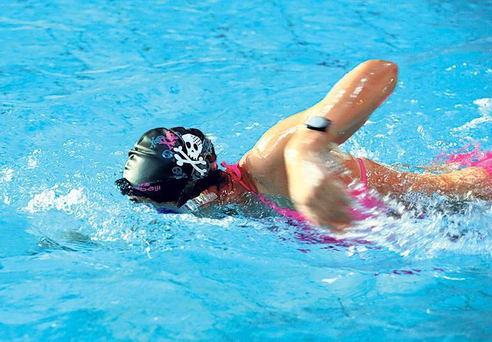 A helyes légzéstechnikát úszás közben is gyakorolni tudja a sportlövő