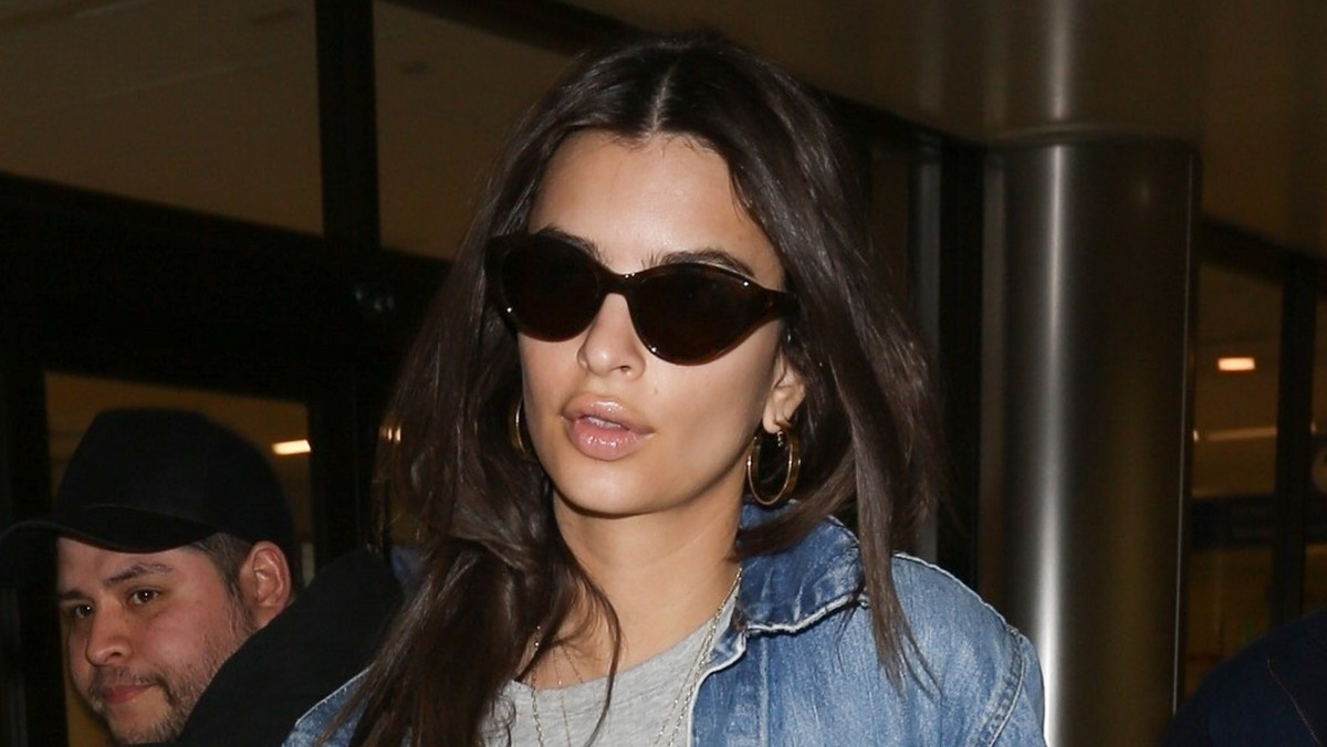 Emily Ratajkowski chwali się płaskim brzuchem