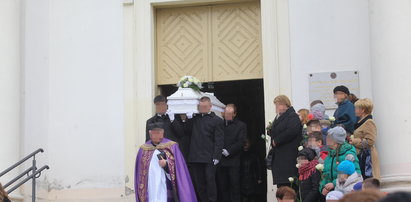 Pogrzeb Pawełka. Koledzy przynieśli mu białe róże