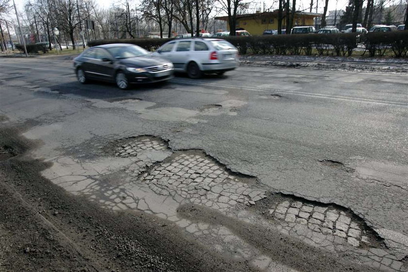 Jest tyle dziur, bo nie wywozili śniegu