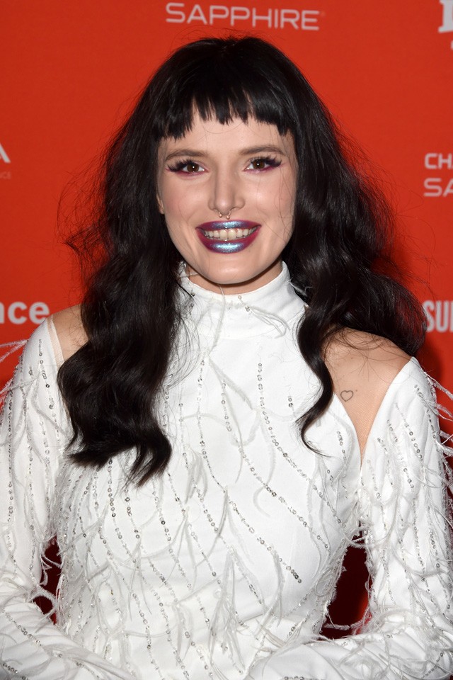 Bella Thorne parókában