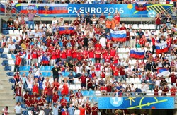 Minister broni rosyjskich kibiców. "Są nieustannie prowokowani"