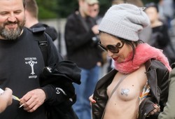 Nagie piersi i portret posłanki Pawłowicz. "Marsz Szmat" w Warszawie