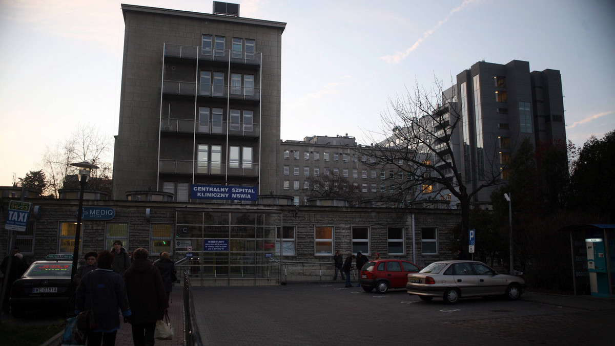 Warszawa. Strzały przy szpitalu MSWiA. Mężczyzna potrącił policjantkę