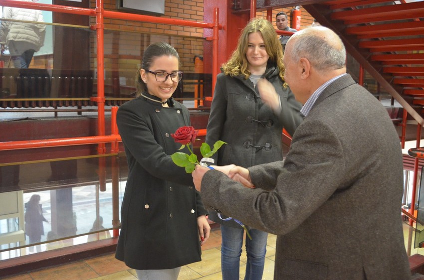 Studentkinje su se iznenadile ružama