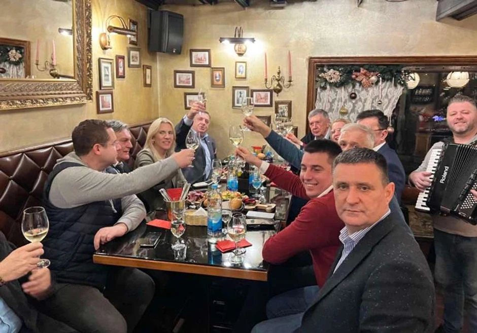 Vrh SNSD na proslavi nakon objave sankcija Dodiku i ATV