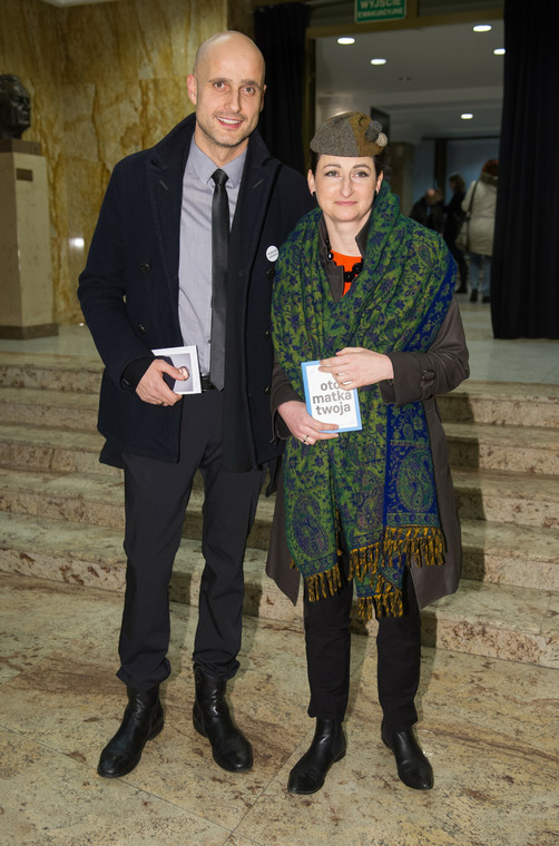 Robert Koszucki z żoną Karoliną na premierze spektaklu "Historia Jakuba" w Teatrze Dramatycznym, 2017 r.