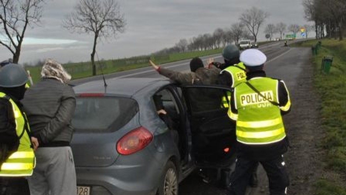 Bandyci mieli już trafić do policyjnego aresztu, gdy obezwładnili funkcjonariuszy i wzięli ich za zakładników. Skończyło się na ucieczce z aresztu, pościgu i interwencji brygady antyterrorystycznej. Tak w skrócie wyglądały wtorkowe ćwiczenia świdnickich policjantów.