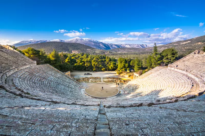 Zobaczymy najlepiej zachowany grecki teatr w Apidauros z doskonałą akustyką, fot. Getty Images / Gatsi