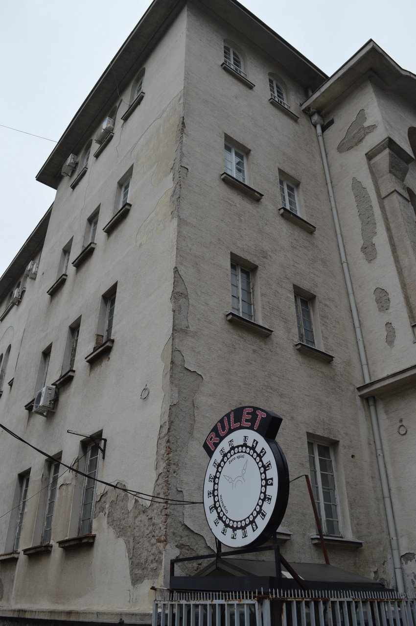 Ispucala fasada i stara stolarija sada su prošlost