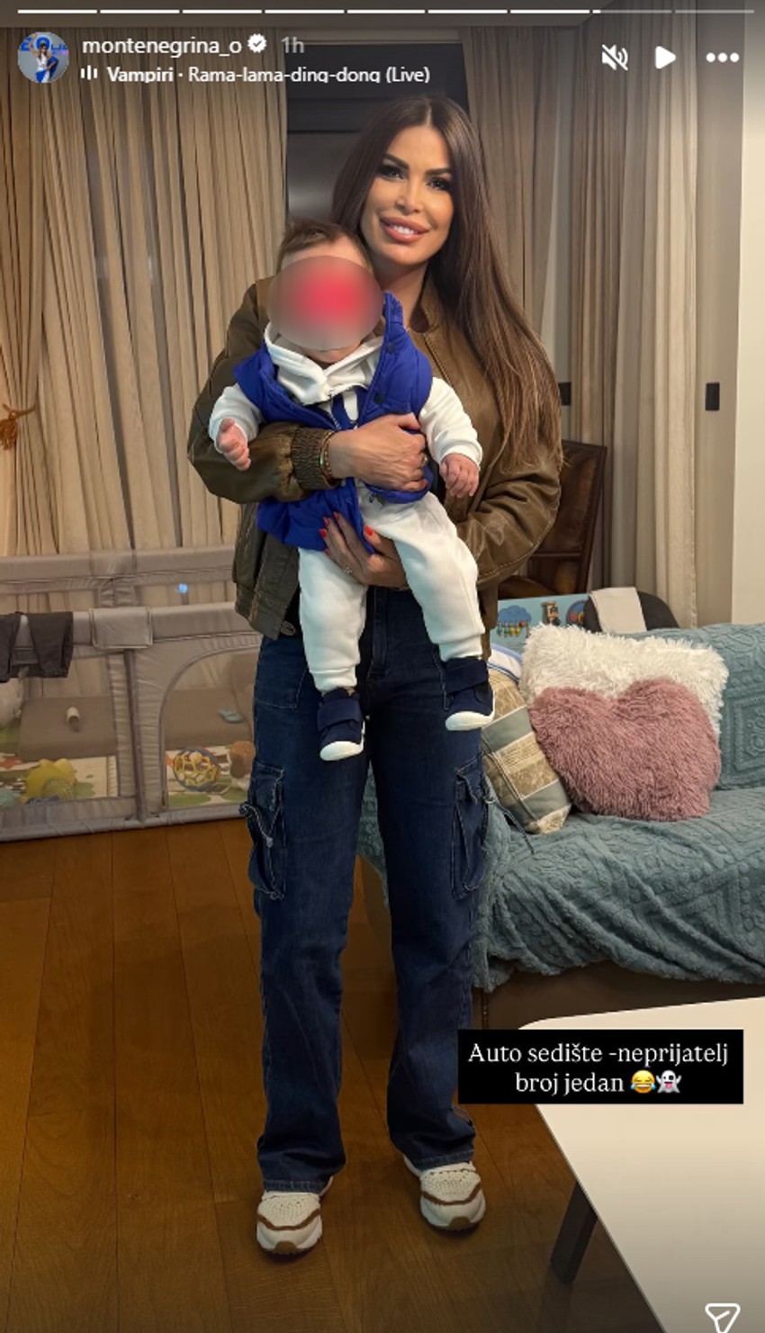 Olja Crnogorac pozira sa sinom